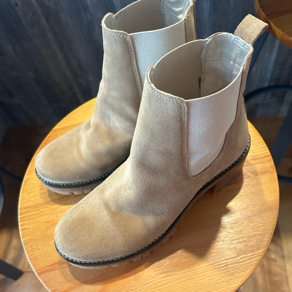 Like new tan Chelsea boots! Size 7.5. - Picture 7 of 8